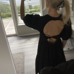 Klänning med öppen rugg - Super fin klänning från zara med öppen rygg, aldrig använd därav nyskick🫶🏻