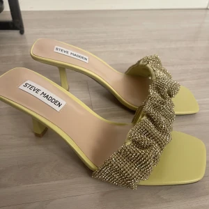 STEVE MADDEN KLACKSKOR  - Jätte fina helt oanvända Stevemadden klackar Strl 39 Pris + frakt kan även mötas upp i Stockholm  Ordinarie pris 1.300