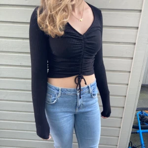 Svart långärmad tröja med scrunch! - Svart långärmad tröja med scrunch från NewYorker! Bra skick aldrig använt. Säljs pågrund av stil byte!  Storlek: XS