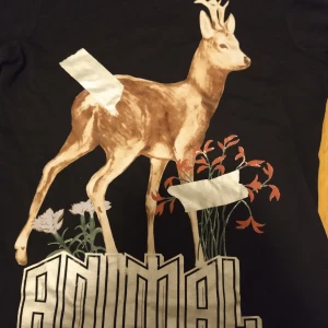 Animal t-shirt  - T-shirt med tryck på framsidan och svart backsida. Är storlek xs men är stor i storleken så skulle nog kunna funka som smal eller medium också.