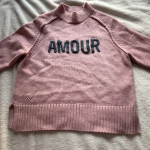 Zadig Voltaire tröja - Nästan oanvänd super snygg stickad Zadig tröja som är perfekt för hösten. Den har inga fläckar eller hål och är som ny, super sjön och jätte fin rosa färg med mer än 1000kr billigare från original priset