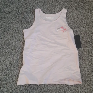 Linne - Ett ljusrosa linne. Helt nytt, aldrig användt. Original pris är 70kr.