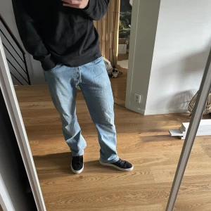 Levi’s 501 jeans - Säljer dessa snygga Levi’s 501 jeans. Storlek W36 L32  Jag på bilden är 182cm  Condition 9/10 