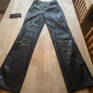 Svarta Skinn byxor - Gina tricot - Stretchiga