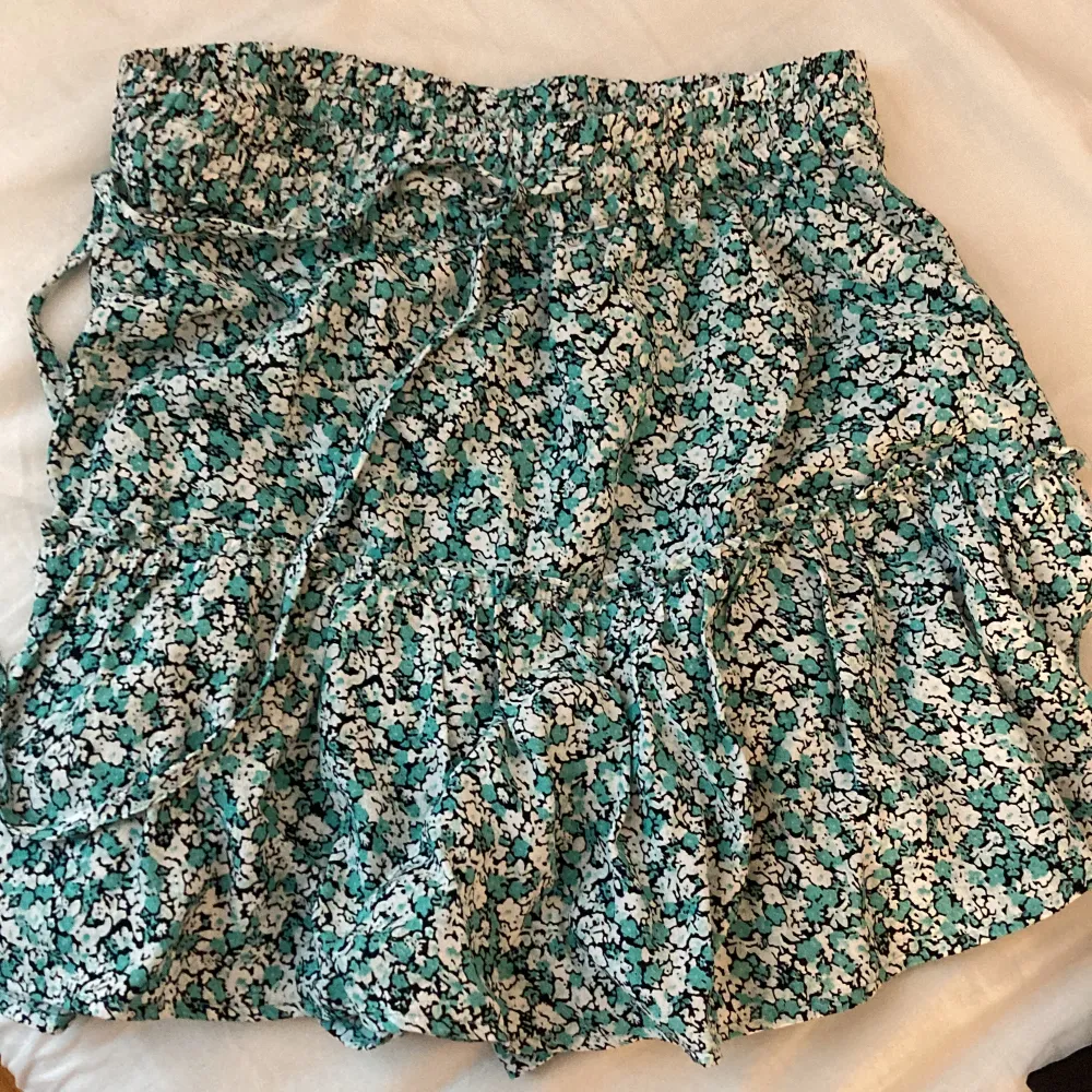 Grön kjol från zara med inbyggda shorts under kjolen köpt förra året. Alldrig använt. Skriv om du vill ha fler bilder eller har frågor 💞. Kjolar.