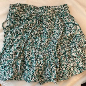 Zara kjol - Grön kjol från zara med inbyggda shorts under kjolen köpt förra året. Alldrig använt. Skriv om du vill ha fler bilder eller har frågor 💞