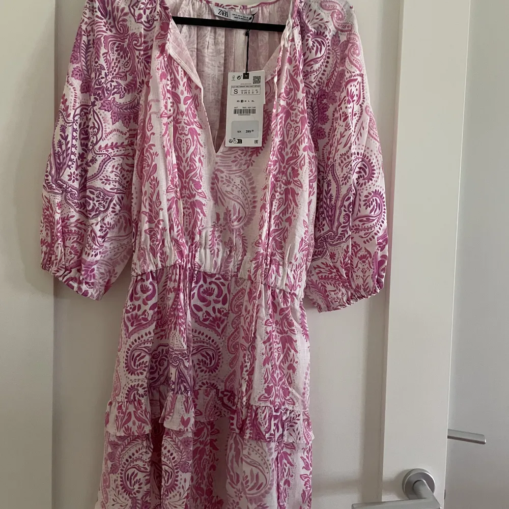 Helt slutsåld Zara klänning i storlek S. Helt ny, prislappen är kvar! (Har en lika dan oanvänd i M som jag också säljer) . Klänningar.