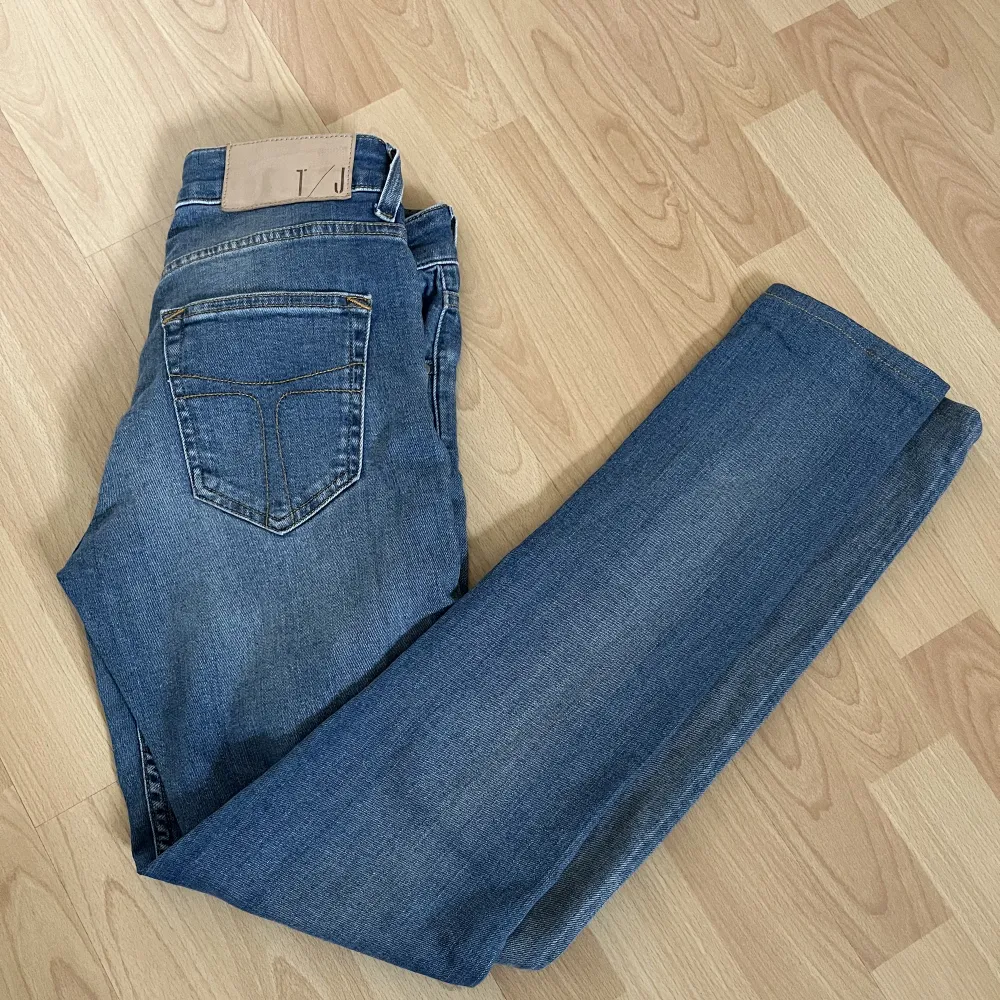 Superfina tiger jeans, använda ett fåtal gånger!! Nypris: 1600. Jeans & Byxor.