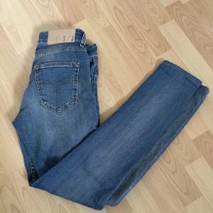 Superfina tiger jeans, använda ett fåtal gånger!! Nypris: 1600