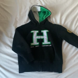 Hammarby Kofta  - Äkta Hammarby tröja, lite använd men bra skick! Pris kan diskuteras. Funkar till både tjej och kille. 