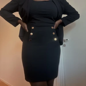   Kjol  - Svart pennkjol från H&M  Har använt den ett fåtals gånger, otroligt fin sitter jätte bra, materialet skulle jag personligen säga är kostym liknande. Grym kvalite som gör att den tål allt och gulddetaljerna detsamma☺️ Skriv privat vid frågor 🌸