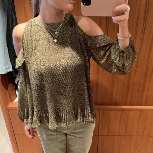 Leopardmönstrad blus - Leopardmönstrad blus i storlek M från True religion. Aldrig använd. Köparen står för frakten.