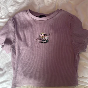 En t-shirt  - En lila kroppad t-shirt 