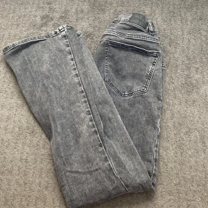 Lågmidjade bootcut jeans - Lågmidjade bootcut jeans från gina tricot som blivit för små, hårfärg på baksidan som inte går bort