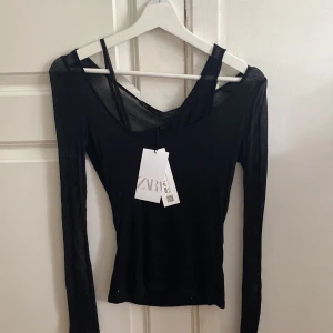 Zara topp - Svart långärmad zara topp, helt oanvänd med prislappen kvar