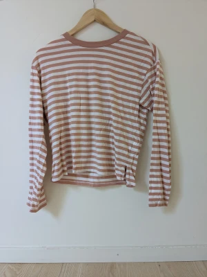 Långärmad tröja - Långärmad rosa-vit randig tröja från Monki. Storlek XXS. Välanvänd, men i okej skick.