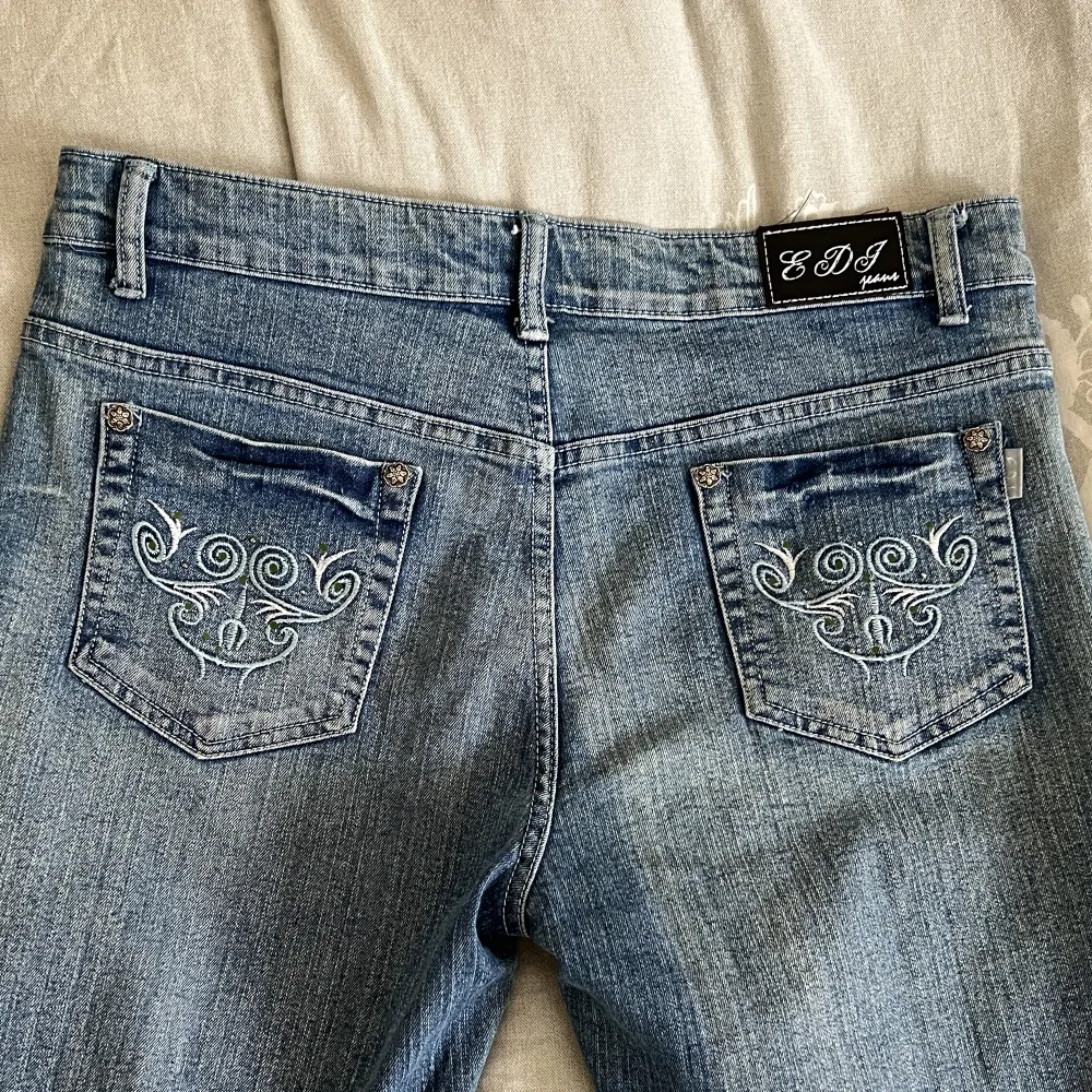 Snygga jeans med fina broderi och rinestones. Alla knappar har blomdetaljer. Dem är thriftade :) Okänt märke  44cm midja 77cm längd från inseam . Jeans & Byxor.