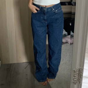 Jeans - Mörkblåa jeans. Knappt använda. 