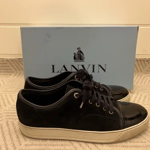 Lanvin - Tjena säljer nu mina snygga skor ifrån lanvin. Skorna är i storlek 9 vilket motsvarar 43-44. Skorna är i fint skick 8/10. Har ni någon fundering eller vill ha fler bilder så är de bara att höra av er!