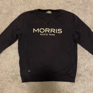 Morris Sweatshirt - Säljer en fin marinblå Vintage Morris Sweatshirt i strl M men passar snarare dig som har strl S. Den är använd men i okej skick. Passar dig som är mellan 170-180 cm.