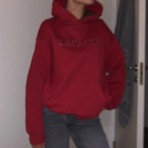 Lecacci hoodie  - Hej. Jag säljer denna hoodien då jag inte använder den lämgre. Inte använd jättemånga gånger så är fortfarande i bra skick. 