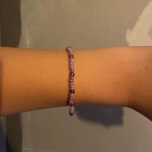Pärlarmband  - Ett lila pärlarmband i storlek m men finns också i fler storlekar om man vill ha! Kontakta oss om de finns frågor eller ni är intresserade av det!💜