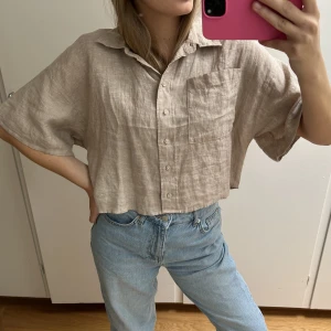 Skjorta - Säljer en cropped linne skjorta från Gina tricot i storlek 36. Använd 1 gång. Skriv vid frågor eller fler bilder 