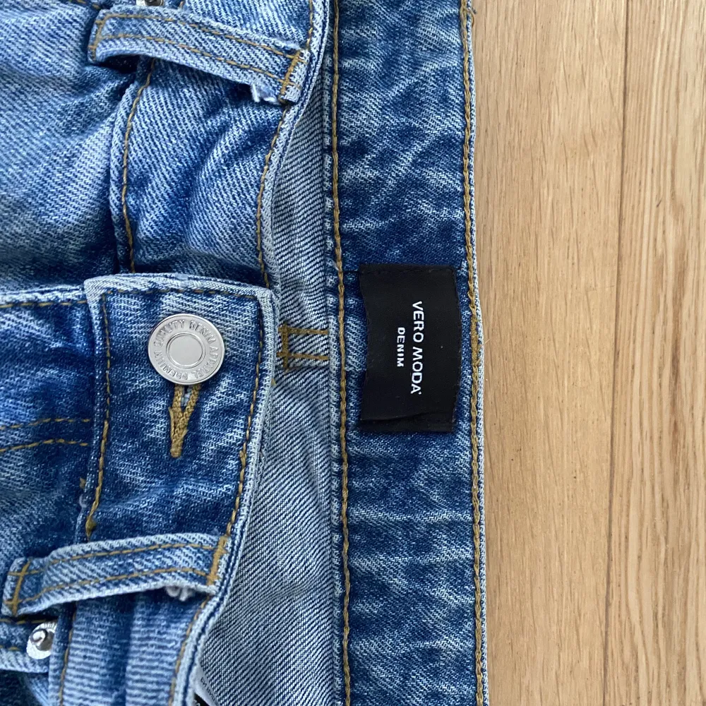 Super fina jeans! 9/10 skick! Säljer då dom helt enkelt inte kommit till använding! Hör av ser vid frågor!. Jeans & Byxor.