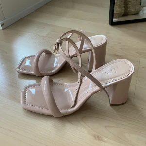 Rosa klackar  - Rosa klackar från Asos i storlek 39, finns en liten skada på skon (se bild)  Klacken är 8cm hög