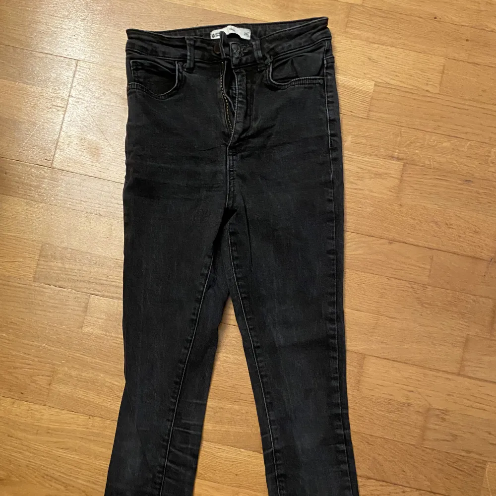 Säljer Gina Tricot jeans i storlek 34 i modellen Gina 🌸 Pris kan förhandlas!. Jeans & Byxor.