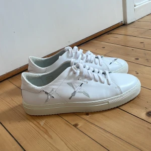 Axel arigato skor - Snygga vita Axel arigato skor. Endast använda en gång så i nyskick. Storlek 41 men små i storleken då jag normalt har 40. Kartong medföljer. 