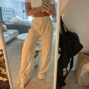 Gina tricot linnebyxor - Säljer då de är för långa för mig. Prislapp kvar, köpt på Gina tricot förra året. Storlek 34 men passar även 36, för långa för mig som är ca 168cm Köparen står för frakt💕