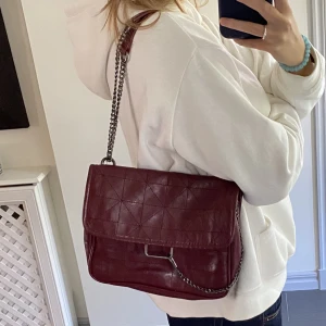 Vinröd väska  - Så fin men inte min stil ❤️