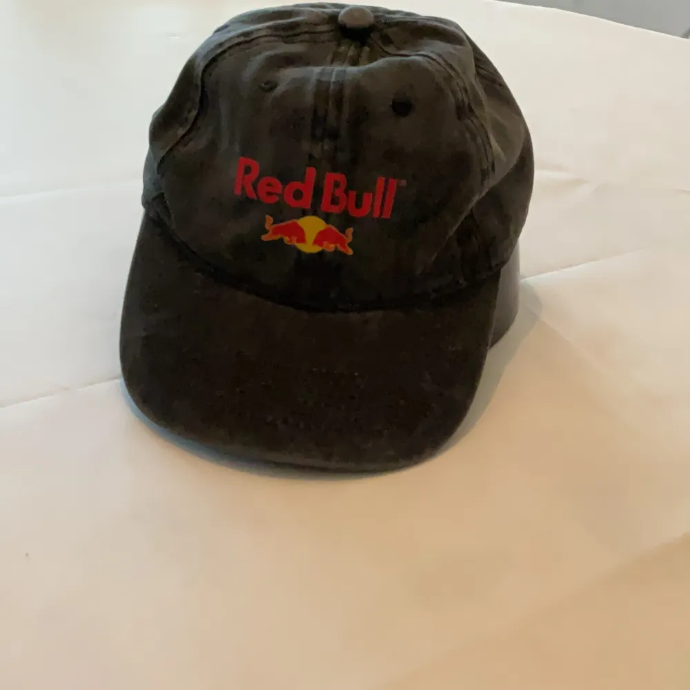 Jag sälja en helt ny grå oanvänt Red Bull keps.   Finns i Uppsala Eller kan skickas inrikes.. Övrigt.
