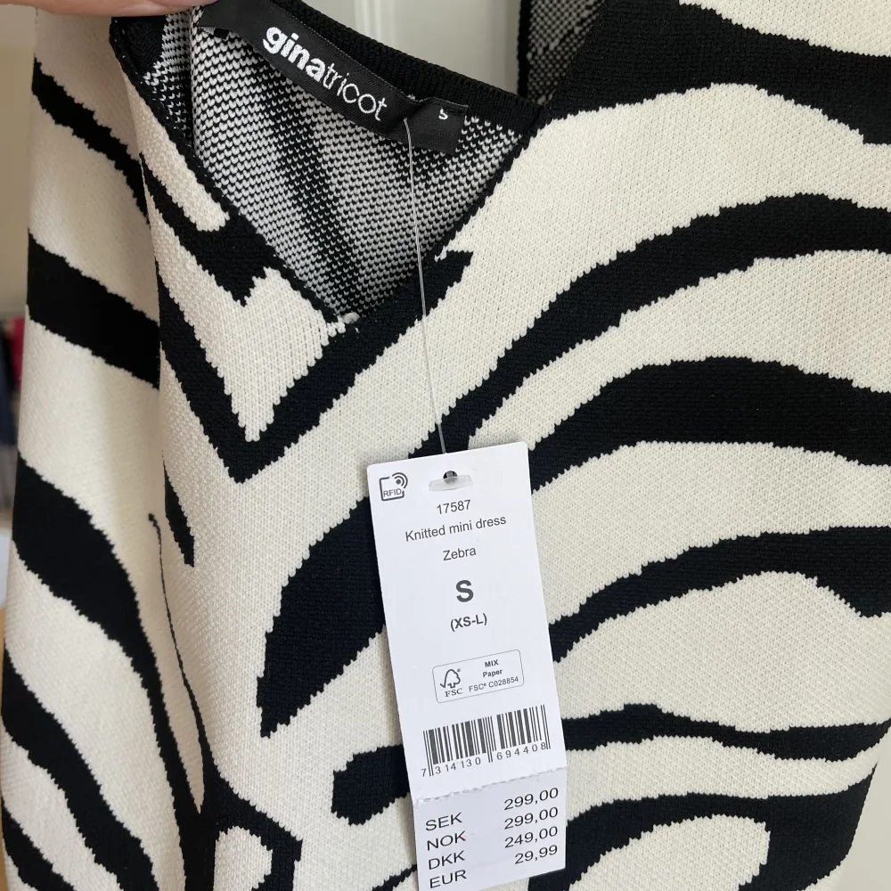 Säljer min helt nya zebra klänning från Gina medan prislapp kvar pågrund av att den ej har kommit till användning🙂Klänningen är i Storlek S och nypris är 299kr mitt pris 149kr+frakt🦋🦋. Klänningar.