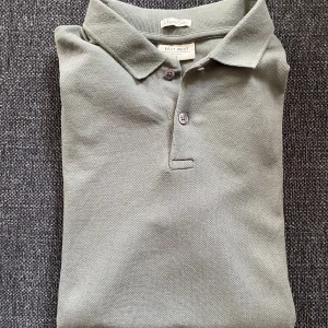 East West piké  - Säljer nu min piké från East West. Färgen är mörkgrön och tröjan har endast används ett fåtal gånger. Hör av dig vid frågor och funderingar! 