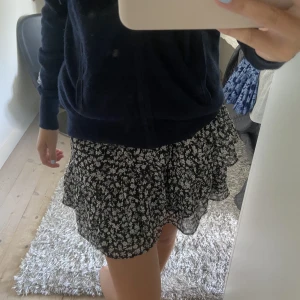 Kjol - Säljer denna fina kjol från stradivarius i storlek S
