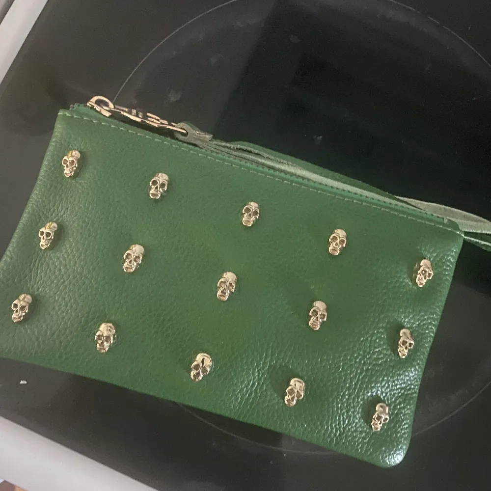Ny plånbok/ clutch i grön, guldiga döskallar.. Väskor.