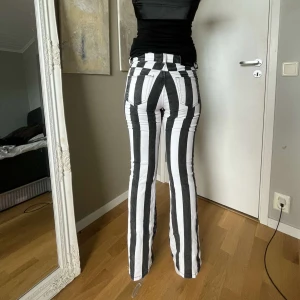 Jeans  - Säljer mina as balla jeans. Randiga i vitt och svart. Sååå snygga men tyvärr för små nu. Vid snabb affär kan jag tänka mig sjuka i pris 