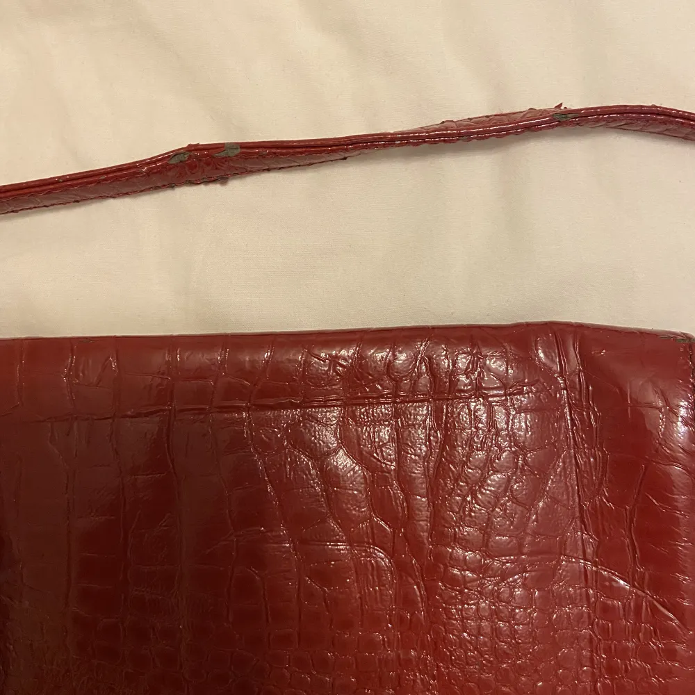 Handväska/Kuvertväska i rött från Kapphal. Oanvänd men gammal modell & köp därav lite sliten på vissa ställen. I övrigt: fin väska.. Väskor.