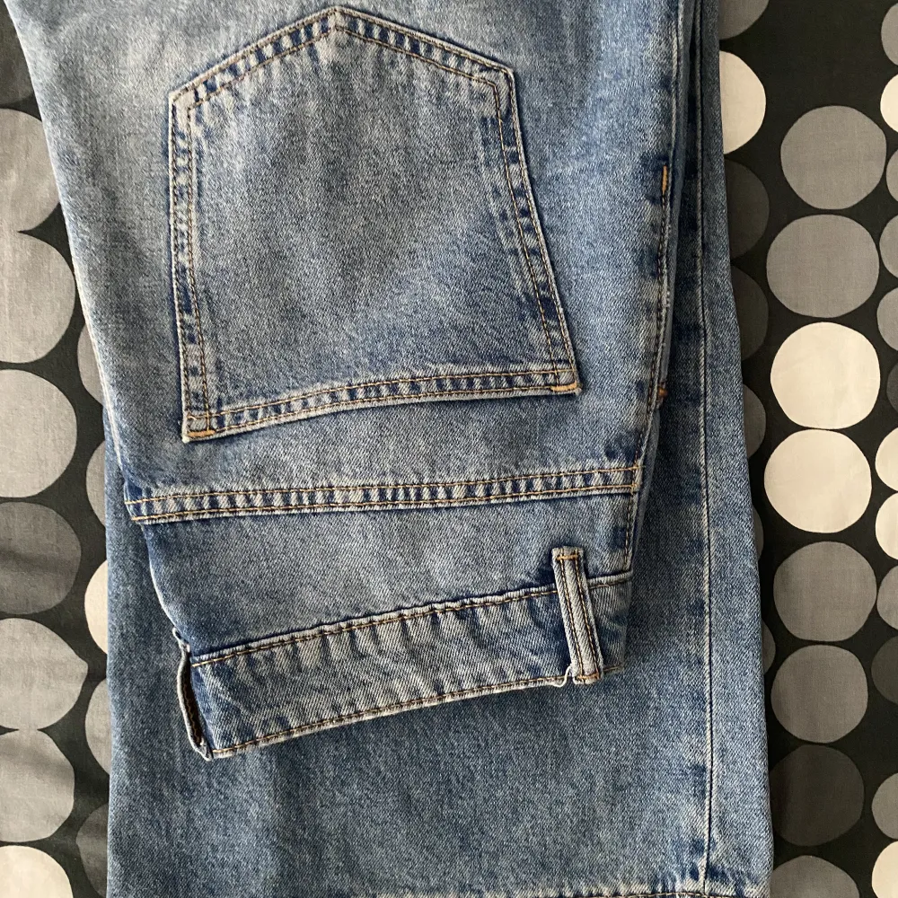 Ett par wide washed-out jeans från H&M. Säljer då de inte passar längre. Byxorna är också midwaist. . Jeans & Byxor.