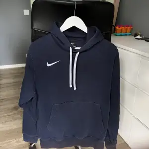 En marinblå Nike hoodie i storlek S