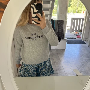 Peak performance sweatshirt  - Säljer denna peak performance sweatshirten  Fint sick ( DU STÅR FÖR FRAKT )💗