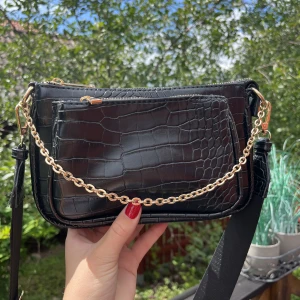 Väska! - En söt och väldigt smidig väska! Är bara använd ett fåtal gånger men är fortfarande i nyskick💖🥰☀️