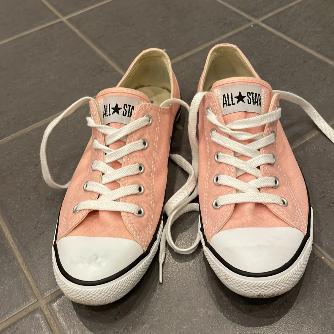 Ljus rosa converse