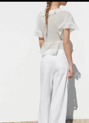 Vit blus zara - Säljer denna vita blus från ZARA st S. Orginalpris 259kr, säljer för 200kr. Pris kan diskuteras 