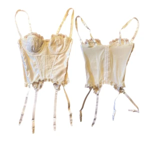 Korsett topp - Jättefint korsett topp som tyvärr är för liten för mig:(( den är i storlek xs. Banden nertill går att ta av (se bild nr 2) 