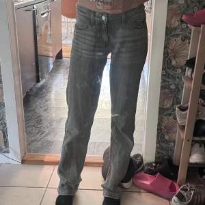 Gråa weekday jeans storlek 25/34💞 använda men i bra skick