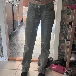 Jeans - Gråa weekday jeans storlek 25/34💞 använda men i bra skick