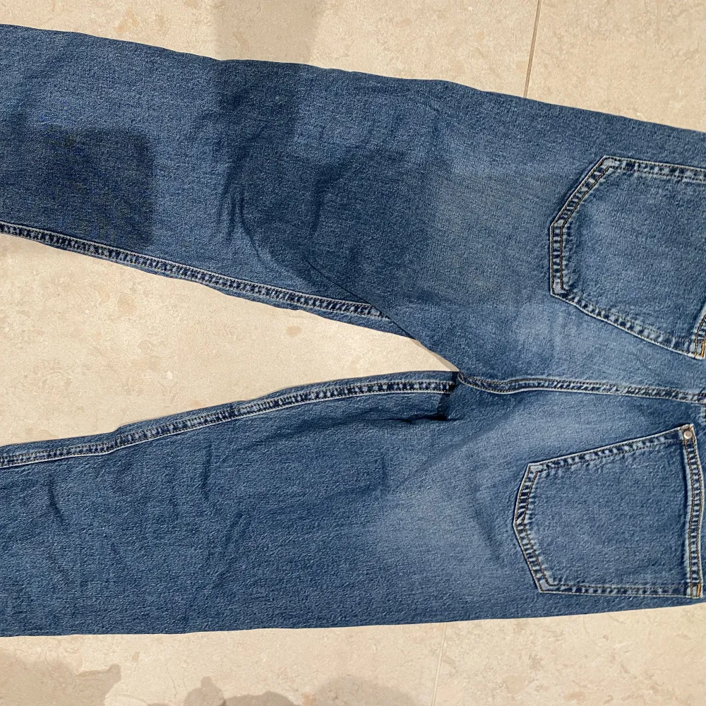 Detta är ett par raka denim jeans som knappt använts. De är i storlek 164 och är i mycket gott skick. Kontakta mig för mer info😁. Jeans & Byxor.